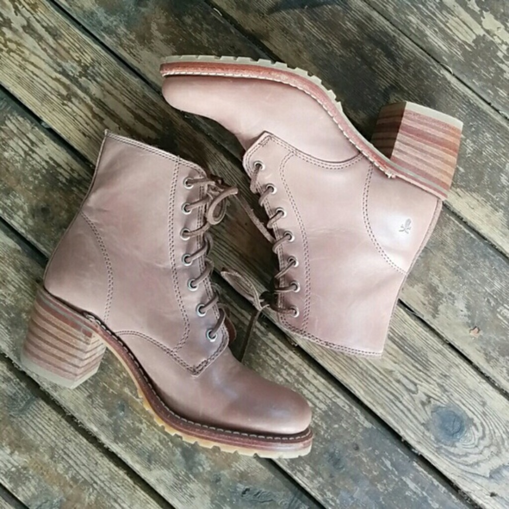 Frye Sabrina 6G lace up 6M in taupe
